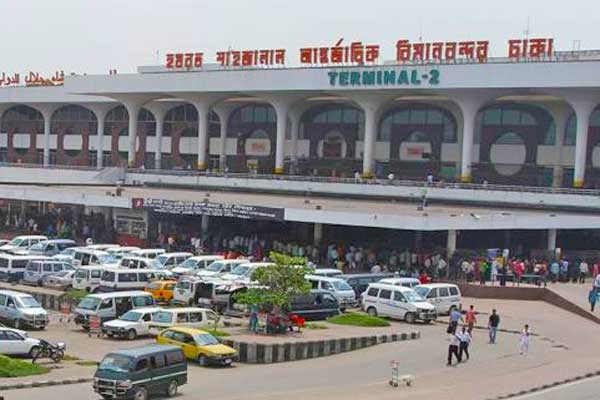 বিমানবন্দরে আবুধাবি ফেরত যাত্রীদের বিক্ষোভ