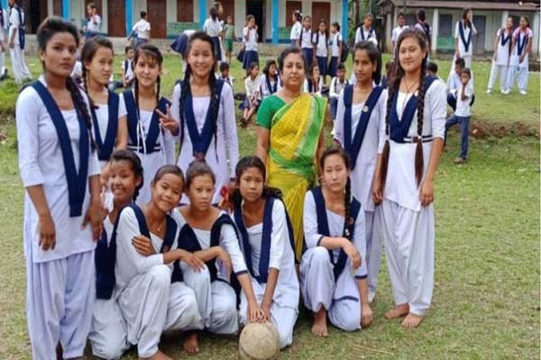 স্কুলে যেতে ও ফিরতে ৪৪ কিলোমিটার পথ পাড়ি দেন যে শিক্ষিকা