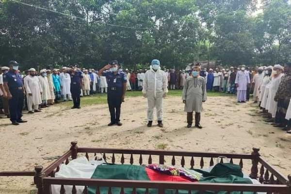 সালথায় সাবেক সচিব বীর মুক্তিযোদ্ধা মুরাদ হোসেনের রাষ্ট্রীয় মর্যাদায় দাফন সম্পন্ন