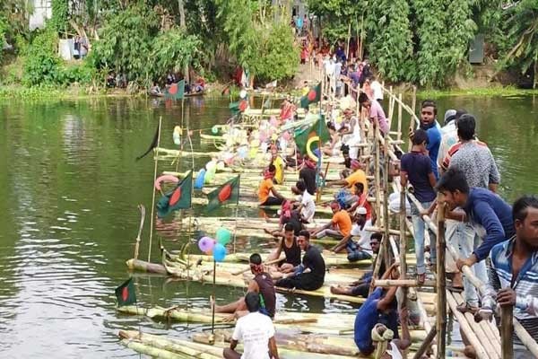 ফরিদপুরের কুমার নদীতে গ্রাম বাংলার ঐতিহ্যবাহী ভেলা বাইচ অনুষ্ঠিত