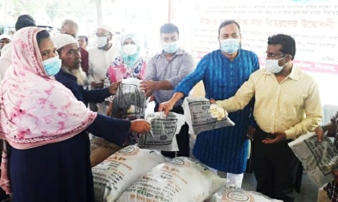 শিবচরে ক্ষুদ্র ও প্রান্তিক কৃষকদের মাঝে বিনামূল্যে বীজ ও সার বিতরণ