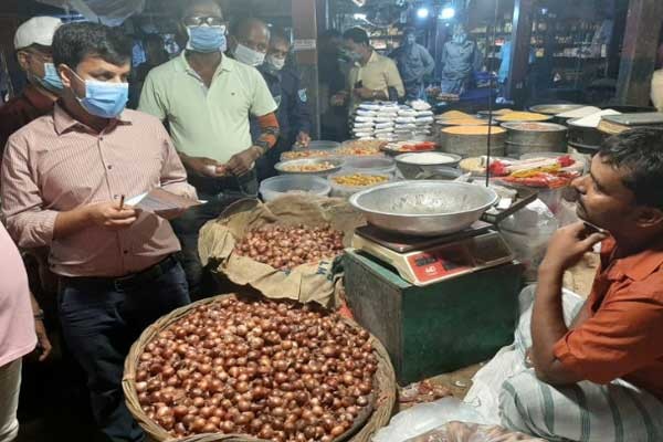 কেরানীগঞ্জে পিঁয়াজের দাম অতিরিক্ত রাখায় ভ্রাম্যমাণ আদালতের অভিযান