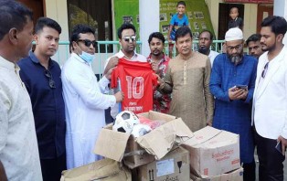 হেলিকপ্টারে এসে সালথায় খেলার সামগ্রী উপহার দিলেন ইমরান তালুকদার