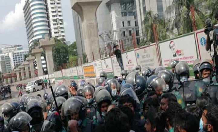 ধর্ষণবিরোধী মিছিলে পুলিশের লাঠিচার্জ, আহত ৫