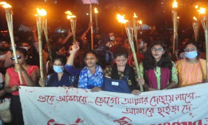 ধর্ষণের প্রতিবাদে শাহবাগে মশাল মিছিল