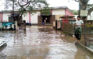 বৃষ্টির পানি জমে বিরামপুর খাদ্য গোডাউনে জলাবদ্ধতা; নিষ্কাশনের ব্যবস্থা করলেন ইউএনও