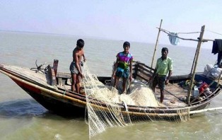 ৫ অভয়াশ্রমে মঙ্গলবার মধ্যরাত থেকে সবধরনের মাছ ধরা বন্ধ