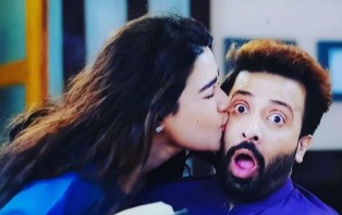 শাকিবকে মাহির চুমু, আলোচনায় সরগরম শোবিজ