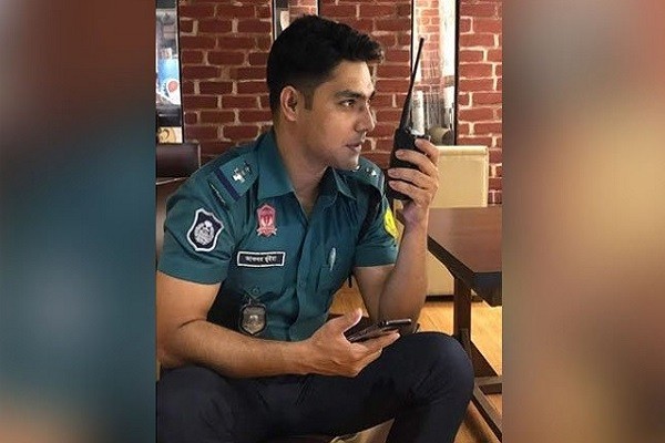 ফাঁড়ির ভেতরে তিনিই ছিলেন এসি তিনিই ওসি