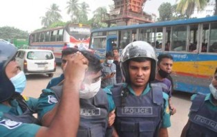 মানববন্ধন করতে এসে পুলিশের মাথা ফাঁটাল ওরা