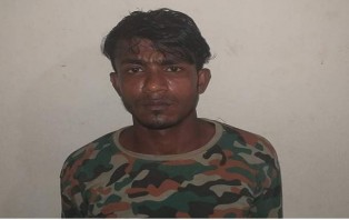 টাকার জন্য মেয়েকে তিন যুবকের হাতে তুলে দিলেন বাবা!