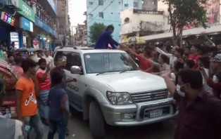প্রাডো গাড়িতে হিরো আলম, দুই দিকে মানুষ আর মানুষ