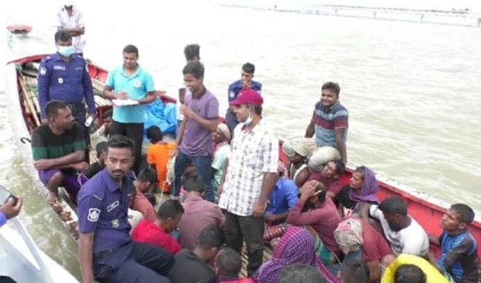 পদ্মায় ইলিশ নিধনের অপরাধে ৫৮ জেলেকে ১ বছরের কারাদন্ড, ৩ লাখ মিটার জাল পুড়িয়ে ধ্বংশ