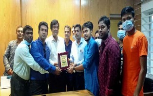 সদরপুরে শারদীয়া দূর্গা পূজা উপলক্ষ্যে শুভেচ্ছা স্মারক প্রদান