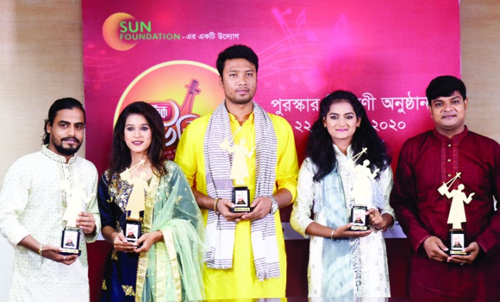 শীর্ষ পাঁচ শিল্পীর হাতেই পুরস্কার