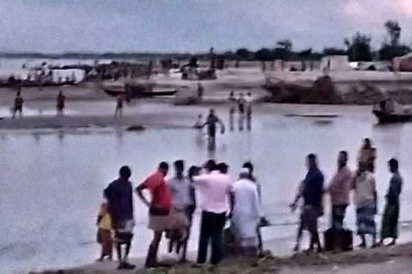 পদ্মা নদীতে ইলিশ রক্ষা অভিযানে জেলেদের হামলায় আরডিসিসহ ৪ পুলিশ আহত