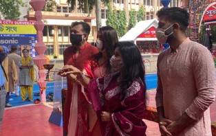 সৃজিতের সঙ্গে পূজা মণ্ডপে গিয়ে অঞ্জলি দিলেন মিথিলা