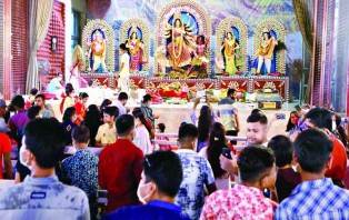 আজ বিজয়া দশমী, মণ্ডপে মণ্ডপে বিদায়ের সুর