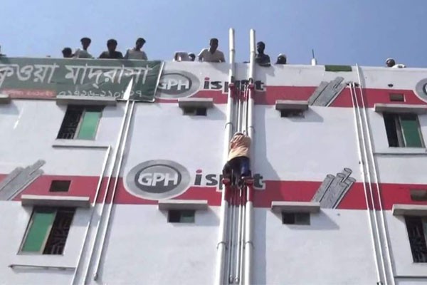মাদ্রাসা থেকে পালাতে গিয়ে পাইপে আটকে গেল ছাত্র