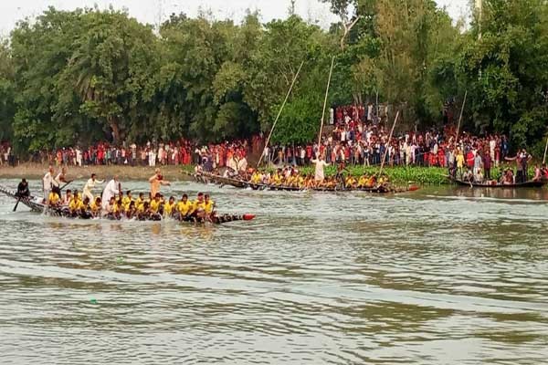 সালথার ইমাম বাড়িতে ঐতিহ্যবাহী নৌকা বাইচ অনুষ্ঠিত