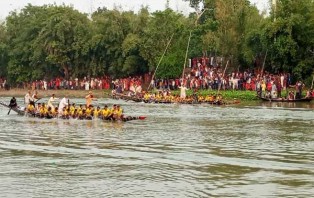 সালথার ইমাম বাড়িতে ঐতিহ্যবাহী নৌকা বাইচ অনুষ্ঠিত