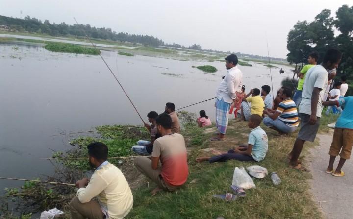 কেরানীগঞ্জে বড়শি দিয়ে মাছ শিকারের মচ্ছব