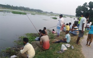 কেরানীগঞ্জে বড়শি দিয়ে মাছ শিকারের মচ্ছব