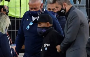 হঠাৎ অসুস্থ ফুটবল ঈশ্বর ম্যারাডোনা, হাসপাতালে ভর্তি