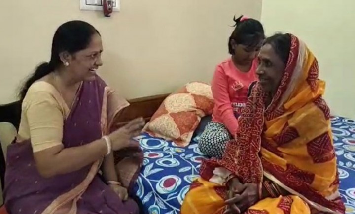 সবার কাছে তিনি মৃত, এক দশক পর বাড়ি ফিরলেন বৃদ্ধা