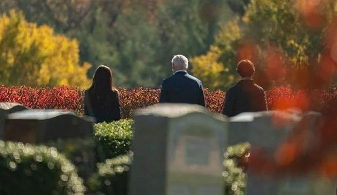 স্ত্রী-কন্যা-পুত্রের কবরের পাশে জো বাইডেন