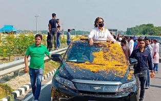 বঙ্গবন্ধু সমাধিতে শ্রদ্ধা জানাতে টুঙ্গিপাড়ায় যুবলীগ, বহর থামিয়ে টোল পরিশোধ পরশের