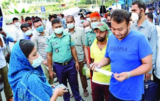 পকেটে মাস্ক কিন্তু মুখে উঠছে না