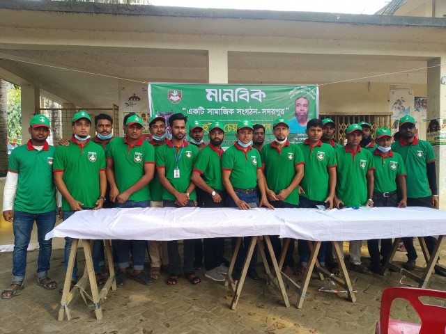 সদরপুরে মানবিক সংগঠনের উদ্যোগে প্রতিবন্ধীদের মাঝে হুইল চেয়ার বিতরণ