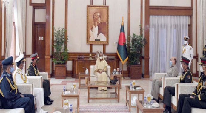 প্রধানমন্ত্রীর সঙ্গে ৩ বাহিনী প্রধানের সাক্ষাৎ