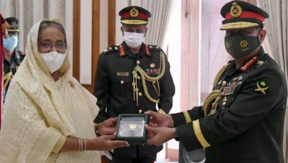 সেনাবাহিনী প্রধানকে ‘সেনাবাহিনী পদক’ দিলেন প্রধানমন্ত্রী