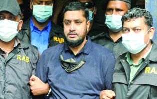 আলাদিনের চেরাগ হাতে গ্রেপ্তার ‘গোল্ডেন মনির’