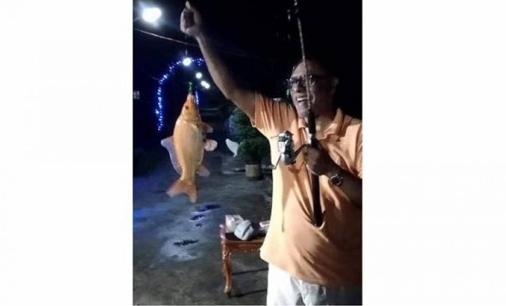 এবার স্বাস্থ্যমন্ত্রীর বড়শি দিয়ে মাছ ধরার ছবি ভাইরাল!