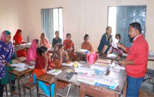 অ্যাসাইনমেন্টের নামে স্কুলেই দিব্যি চলছে প্রাইভেট টিউশন