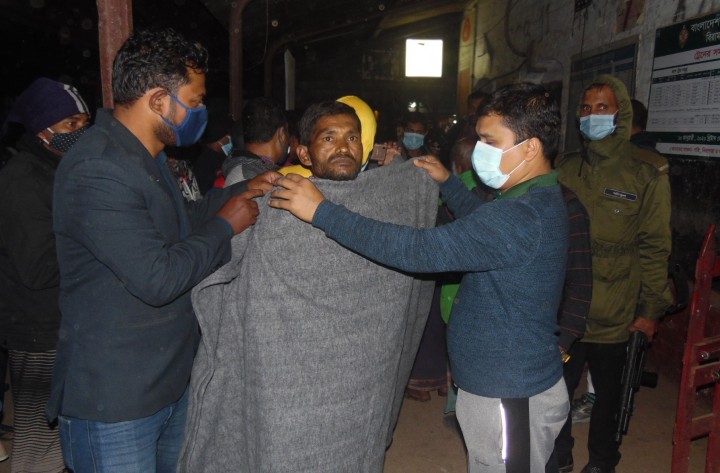 রাতের আঁধারে শীতার্তদের মাঝে কম্বল নিয়ে হাজির হলেন ইউএনও