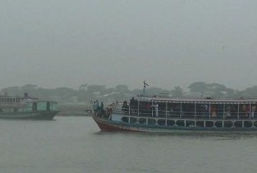 কুয়াশার কারণে সতর্কতা সংকেত নৌযান চলাচলে