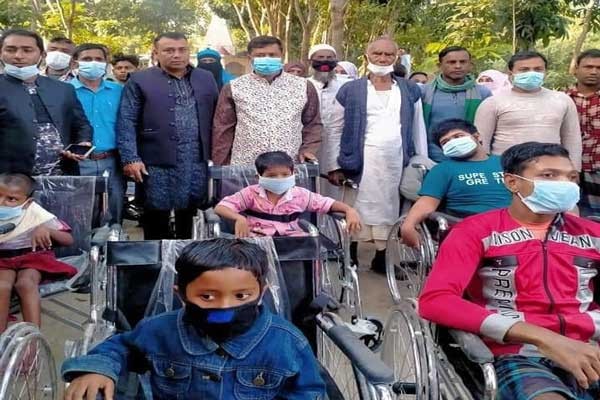 সালথায় প্রতিবন্ধী শিক্ষার্থীদের মাঝে হুইল চেয়ার বিতরন