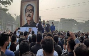 বঙ্গবন্ধু ভাস্কর্য অবমাননা : প্রতিবাদে শিবচরে আওয়ামী লীগের বিক্ষোভ সমাবেশ