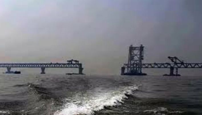কুয়াশা কেটে গেলেই বসবে শেষ স্প্যান পদ্মা সেতুতে