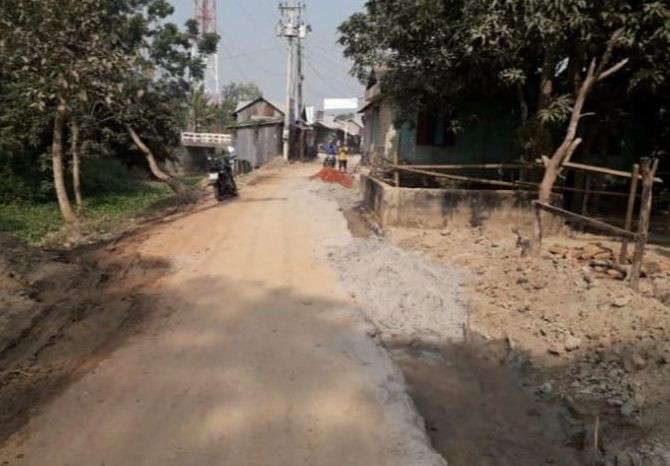 মাদারীপুরে সরবরাহ পাইপ কেটে ফেলায় পানি সংকটে এলাকাবাসী