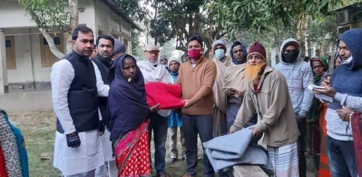 সংসদ উপনেতা সাজেদা চৌধুরীর পক্ষে শীতবস্ত্র বিতরণ