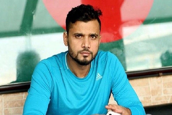 মিষ্টি খেয়ে বাদ পড়া উদযাপন করতেছি: মাশরাফি