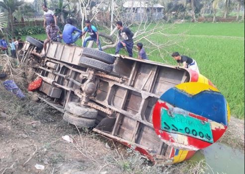 যাত্রিবাহী নিয়ন্ত্রণ হারিয়ে বাস খাদে, আহত ২০ 