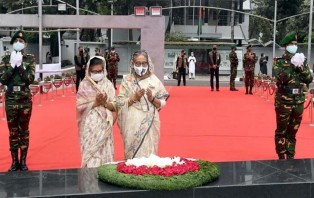 ঐতিহাসিক ৭ মার্চে বঙ্গবন্ধুর প্রতিকৃতিতে প্রধানমন্ত্রীর শ্রদ্ধা