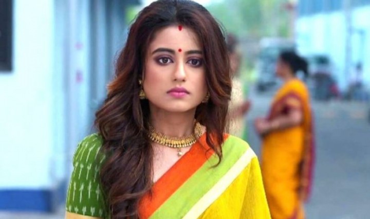 শুটিং করার সময় সিঁড়ি থেকে পড়ে আহত স্বস্তিকা