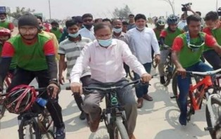 সাইকেল চালিয়ে সাইকেল লেন উদ্বোধন করলেন তথ্যমন্ত্রী